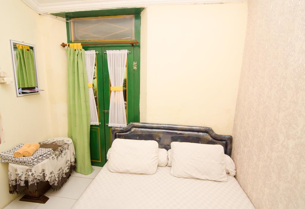 Pendopo Andari Homestay Джокякарта Екстериор снимка