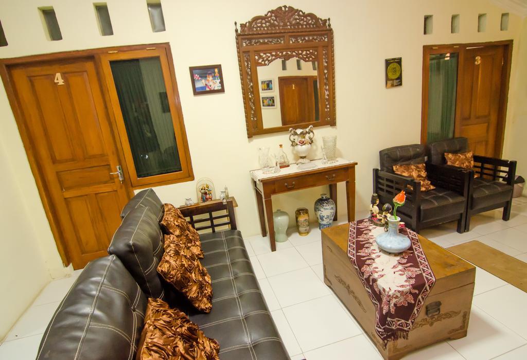 Pendopo Andari Homestay Джокякарта Екстериор снимка
